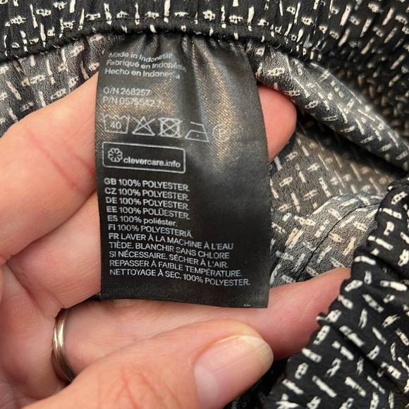 H&M Black and White lightweight cropped pants size 8. In perfect condition! - Picture 7 of 7